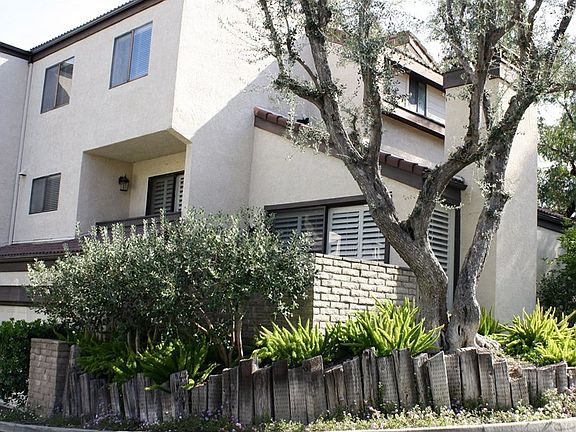 3rd image of 5757 Owensmouth Ave Unit 15