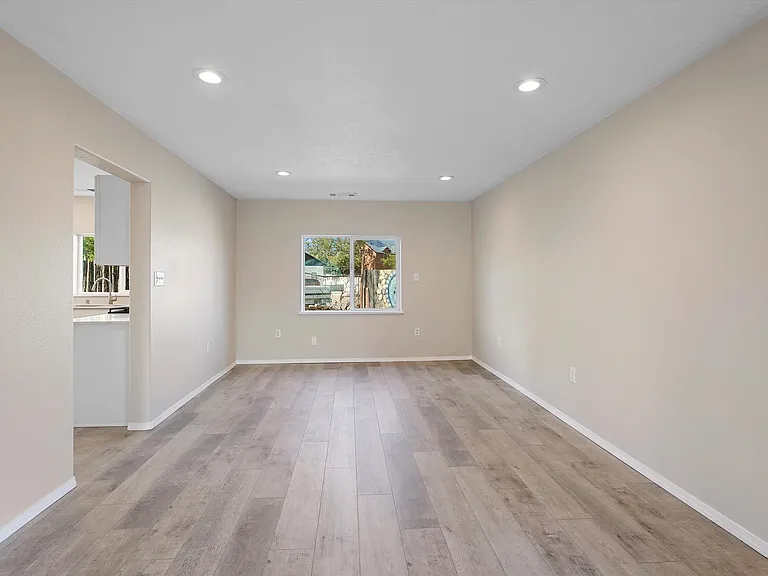915 Kinley Ave NW — Photo 11