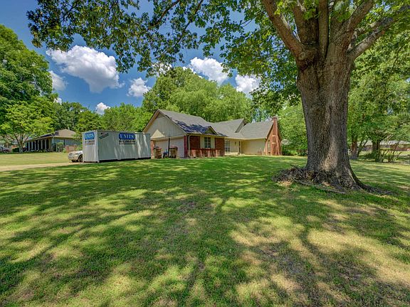 2nd image of 3765 Windyke Dr