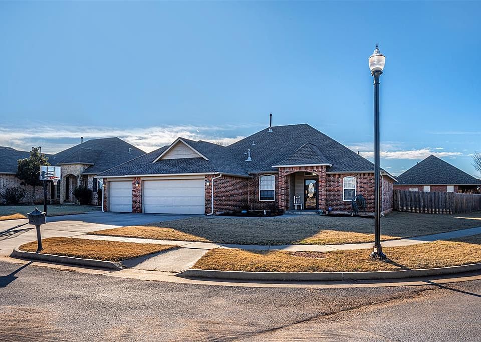 1st image of 2400 SE 10th Pl