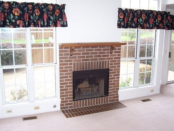 Living room w/fireplace