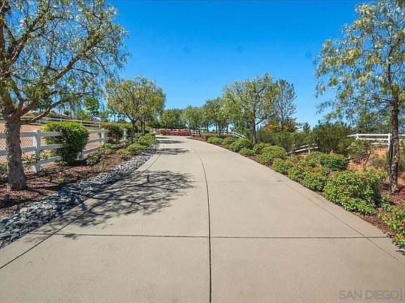 4th image of 2736 Ortega Rd