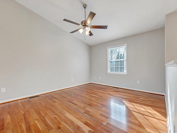 3rd image of 74 Hillview Dr