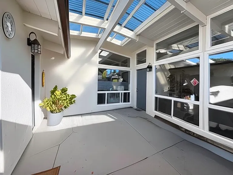 2815 Las Gallinas Ave — Photo 3