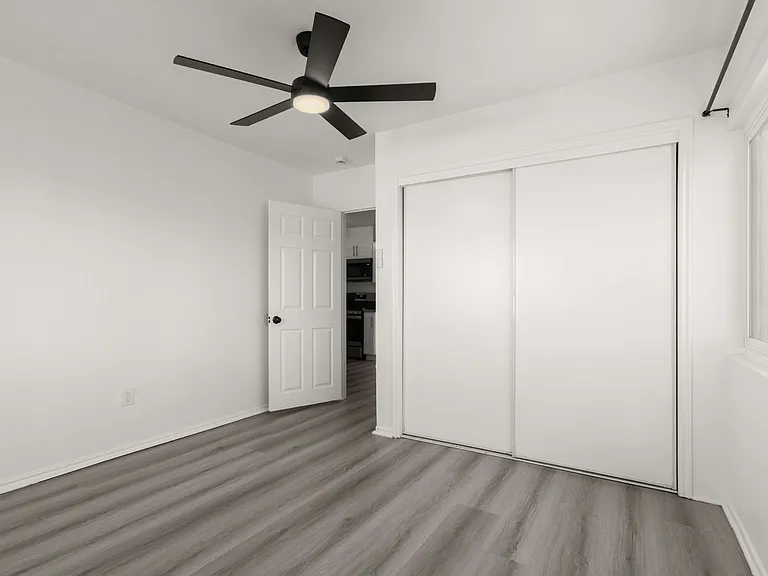 (Ar/Jo/Em:C) 1040 W. 91st Street — Photo 14