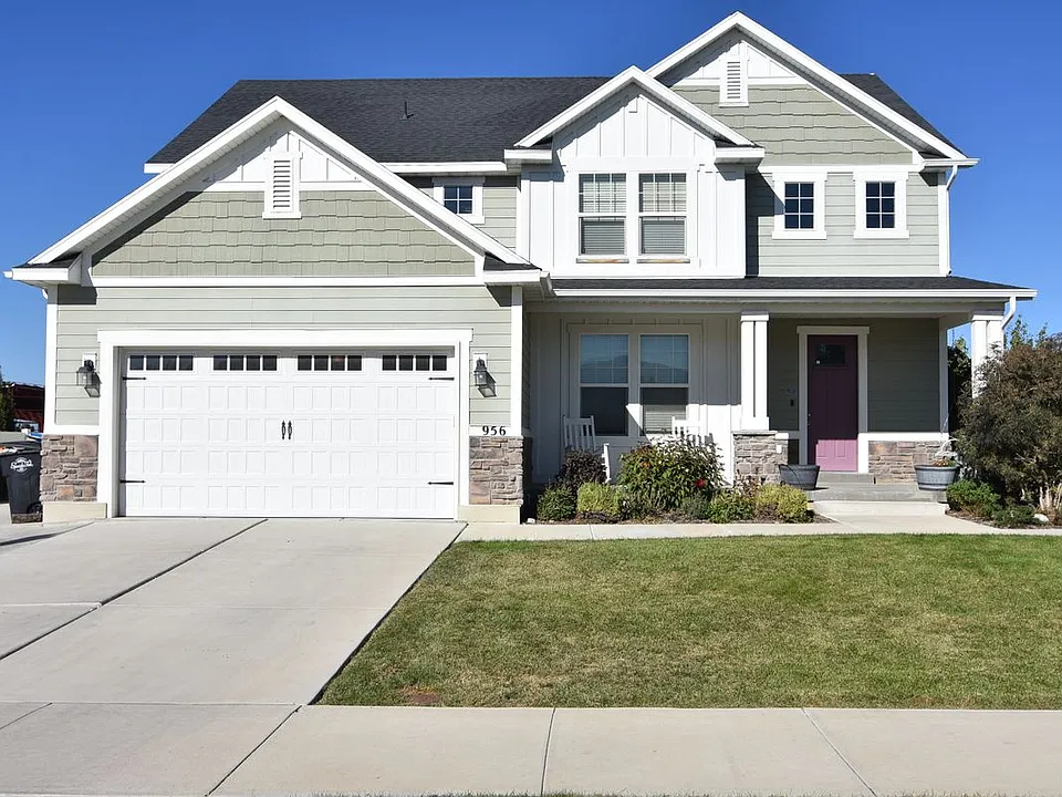 956 W Academy Dr