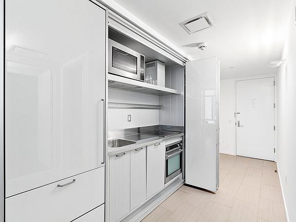 3rd image of 18 W 48th St APT 4B