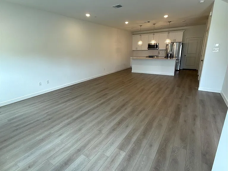 7621 Dakota Dr — Photo 2