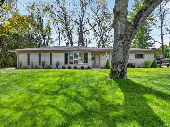 6646 Yarborough Dr, Shelby Township, MI 48316