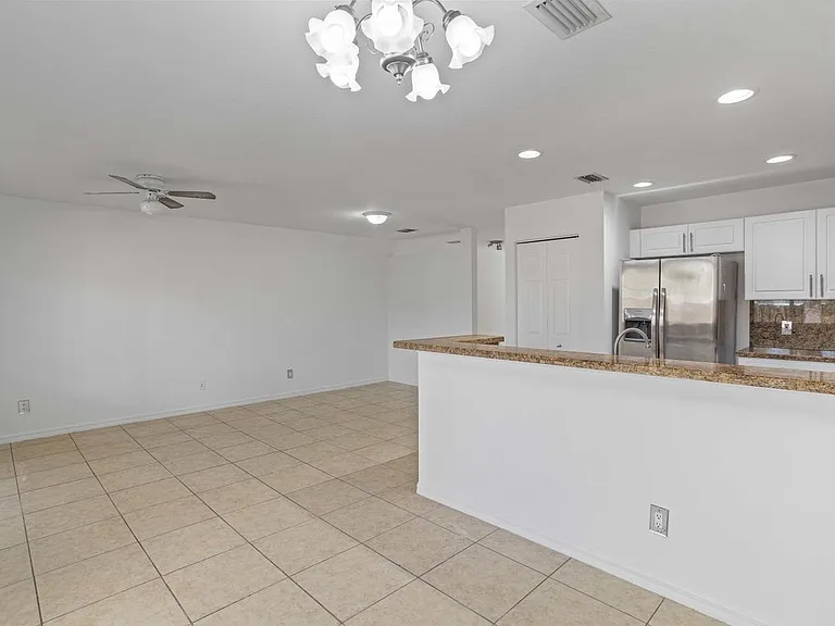 330 SW 2nd Ave #3 — Photo 10