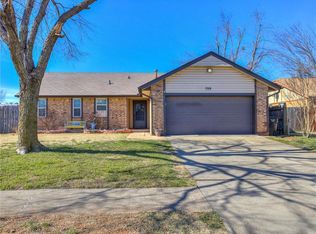 709 Cottonwood Dr, Moore, OK 73160