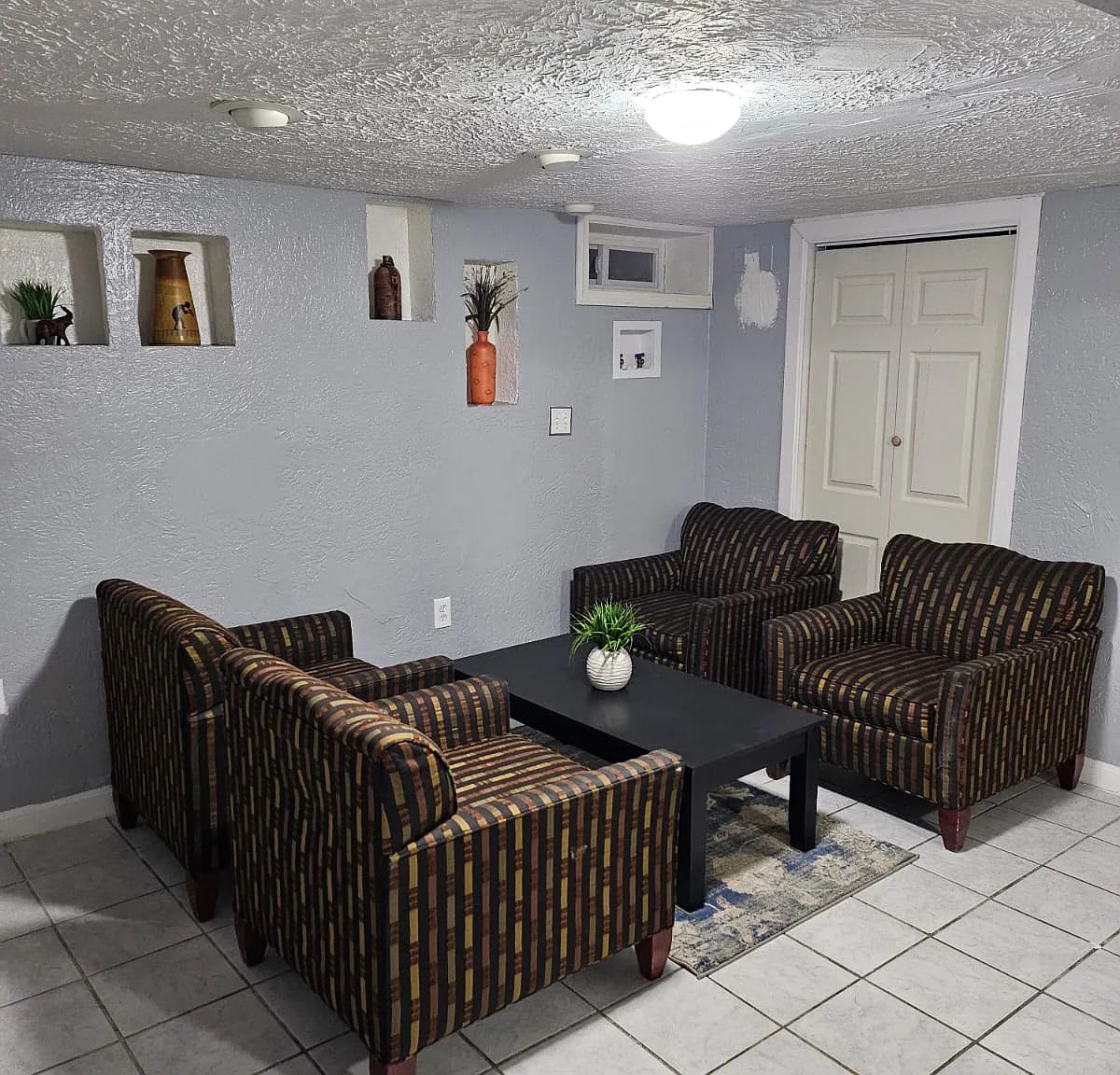5 bed, 2500 sqft, $1,200 — Photo 2