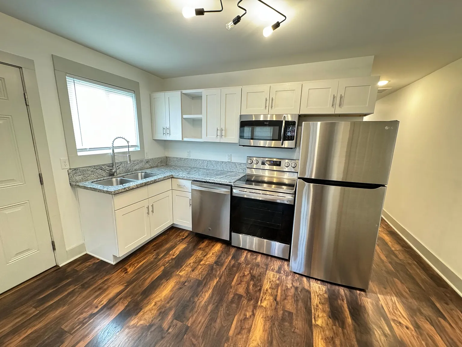 3 bed, 1200 sqft, $1,700 — Photo 2