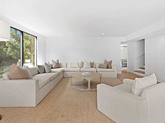 4th image of 4 Seabreeze Ln