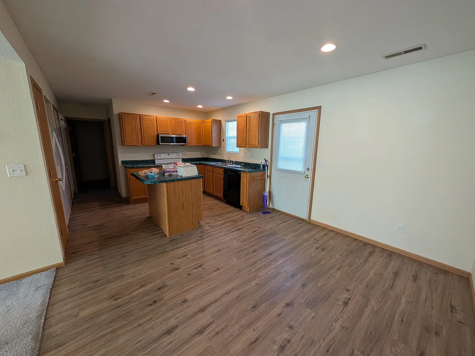 3 bed, 2.5 bath, 1630 sqft, $1,400 — Photo 3