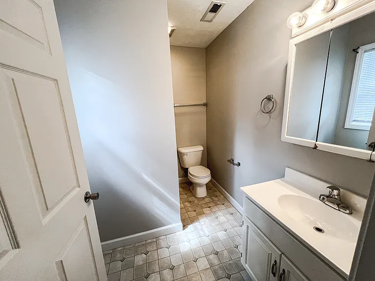 211 W 17th St — Photo 12