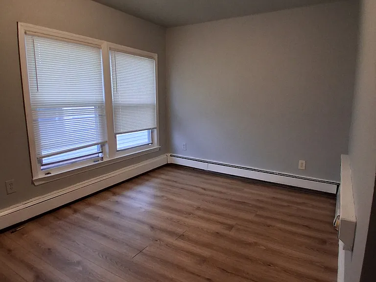 1458 E Main St — Photo 8