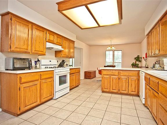 5th image of 3 Sandown Cir