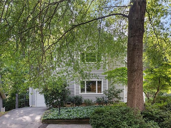 2nd image of 108 Carrisbrooke Ln