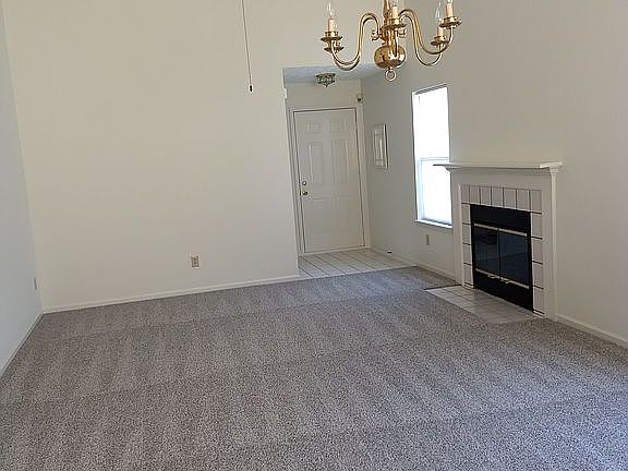 Fireplace:glass doors/gas-starter