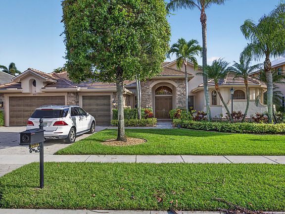 2nd image of 10715 Versailles Boulevard