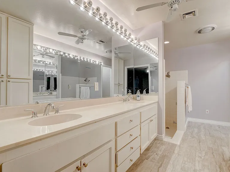 2204 Plaza Del Robles — Photo 22