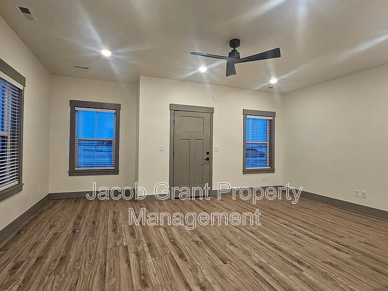 3 bed, 2.5 bath, 1800 sqft, $1,800 — Photo 2