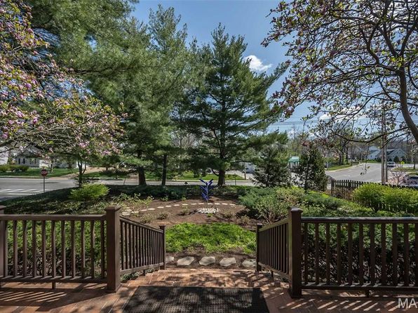 631 N Geyer Rd, Saint Louis, MO 63122