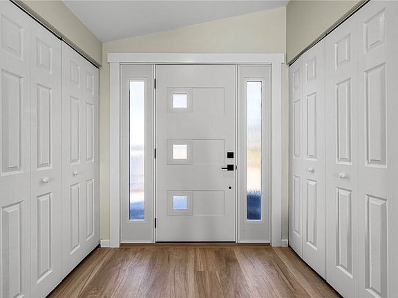 3rd image of 10670 Farview Dr