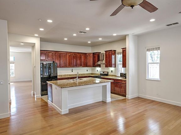 3rd image of 1703 Southview Dr