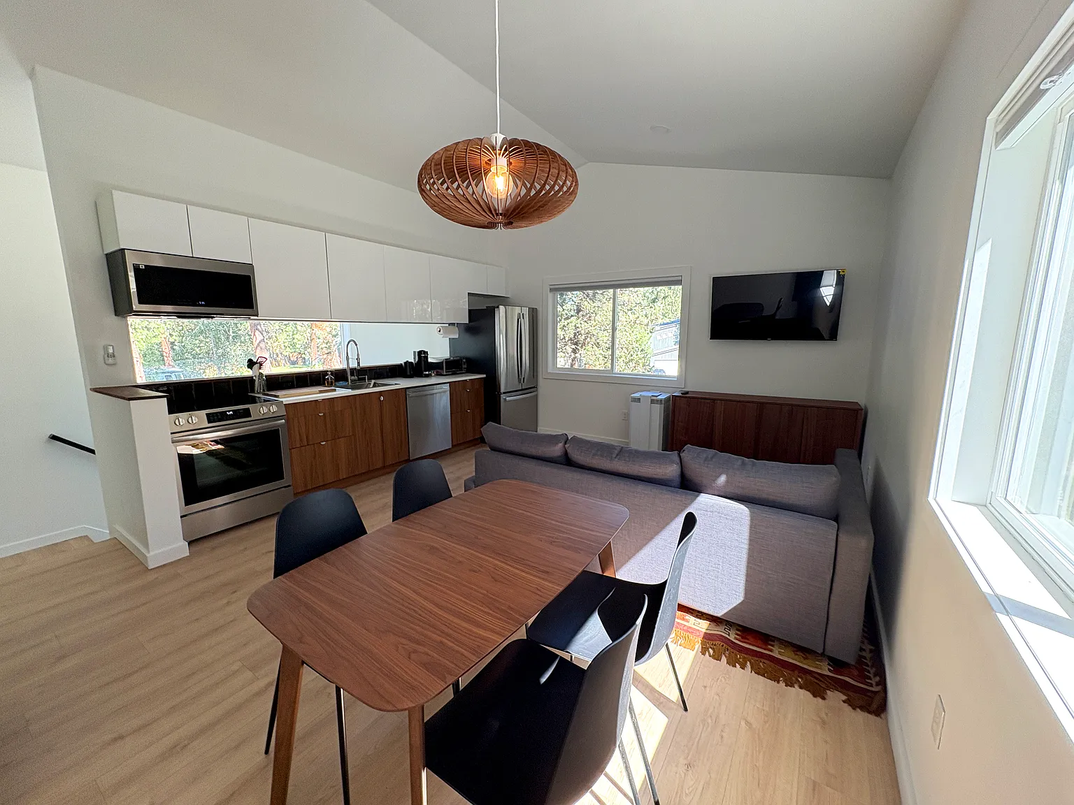 1605 NW Ithaca Ave — Photo 1