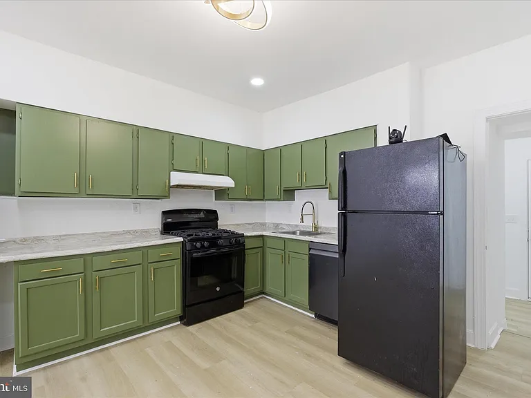 2567 W Baltimore St — Photo 6