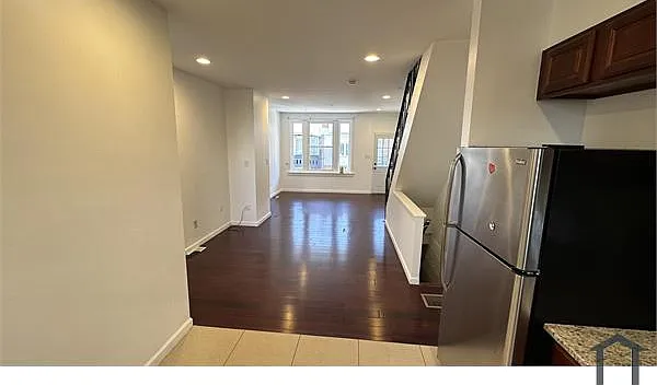 3 bed, 1100 sqft, $2,700 — Photo 3