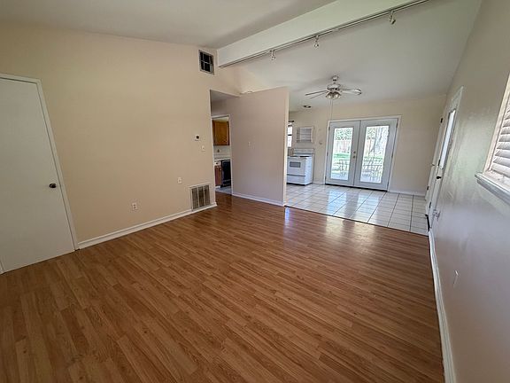 5th image of 236 Huntington Dr