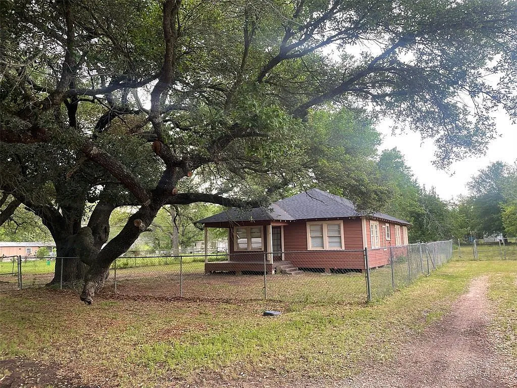 3 bed, 1.0 bath, 1104 sqft, $1,200 — Photo 3