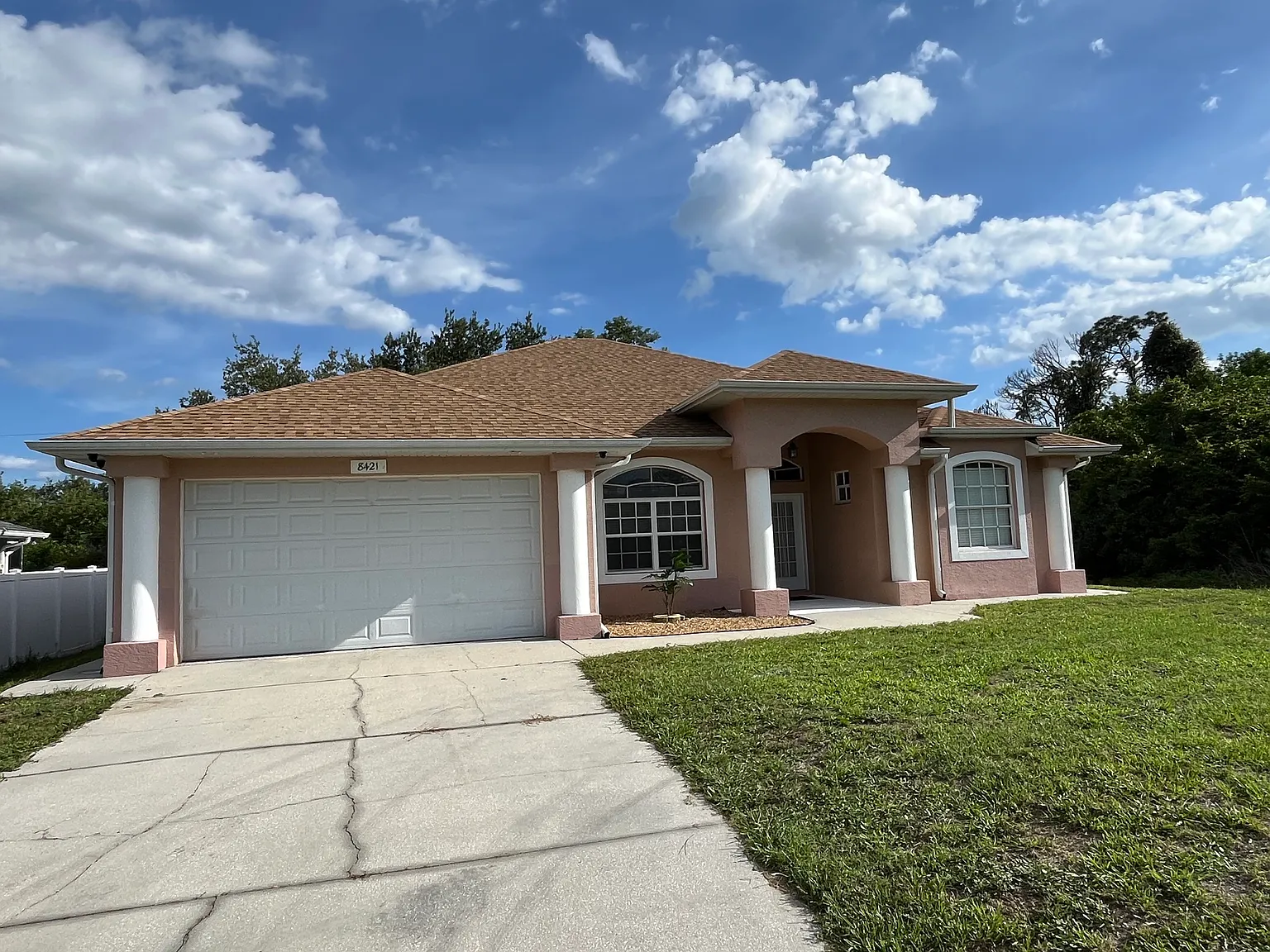 3 bed, 1927 sqft, $2,200 — Photo 2