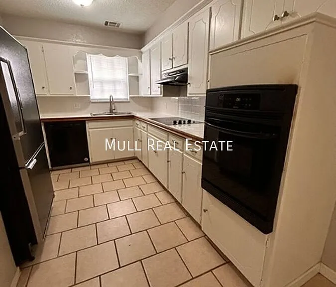 445 NW 86th St — Photo 2