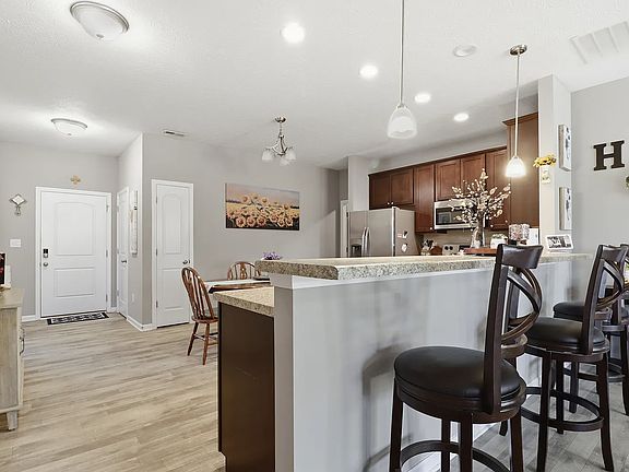 3rd image of 2332 Longleaf Ln