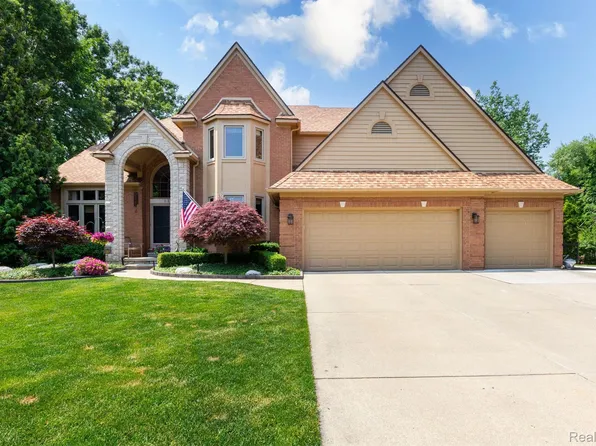 1171 S Creek Dr, Wixom, MI 48393