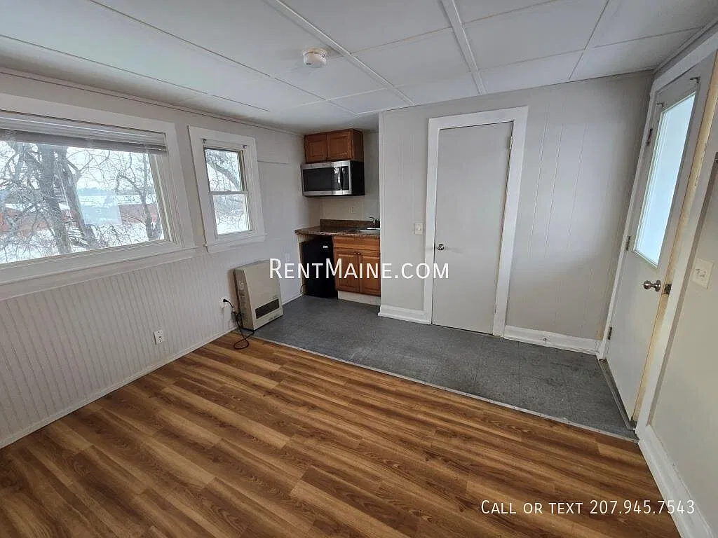 Studio, $875 — Photo 3