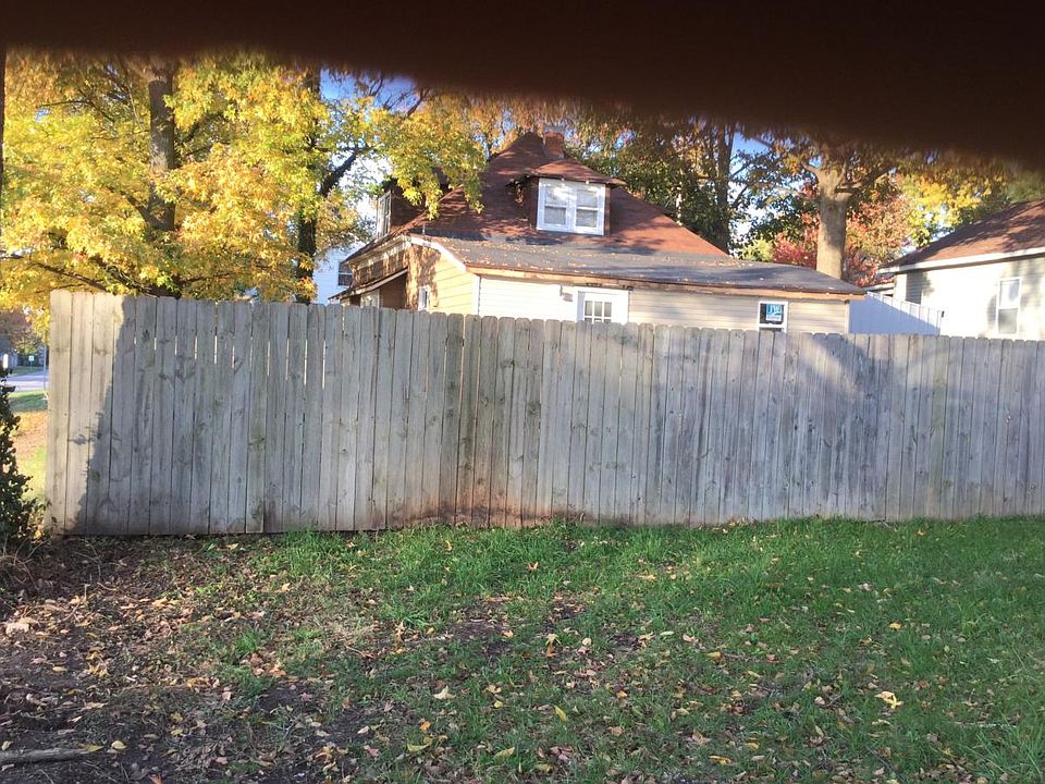 2nd image of 218 W Lindell St