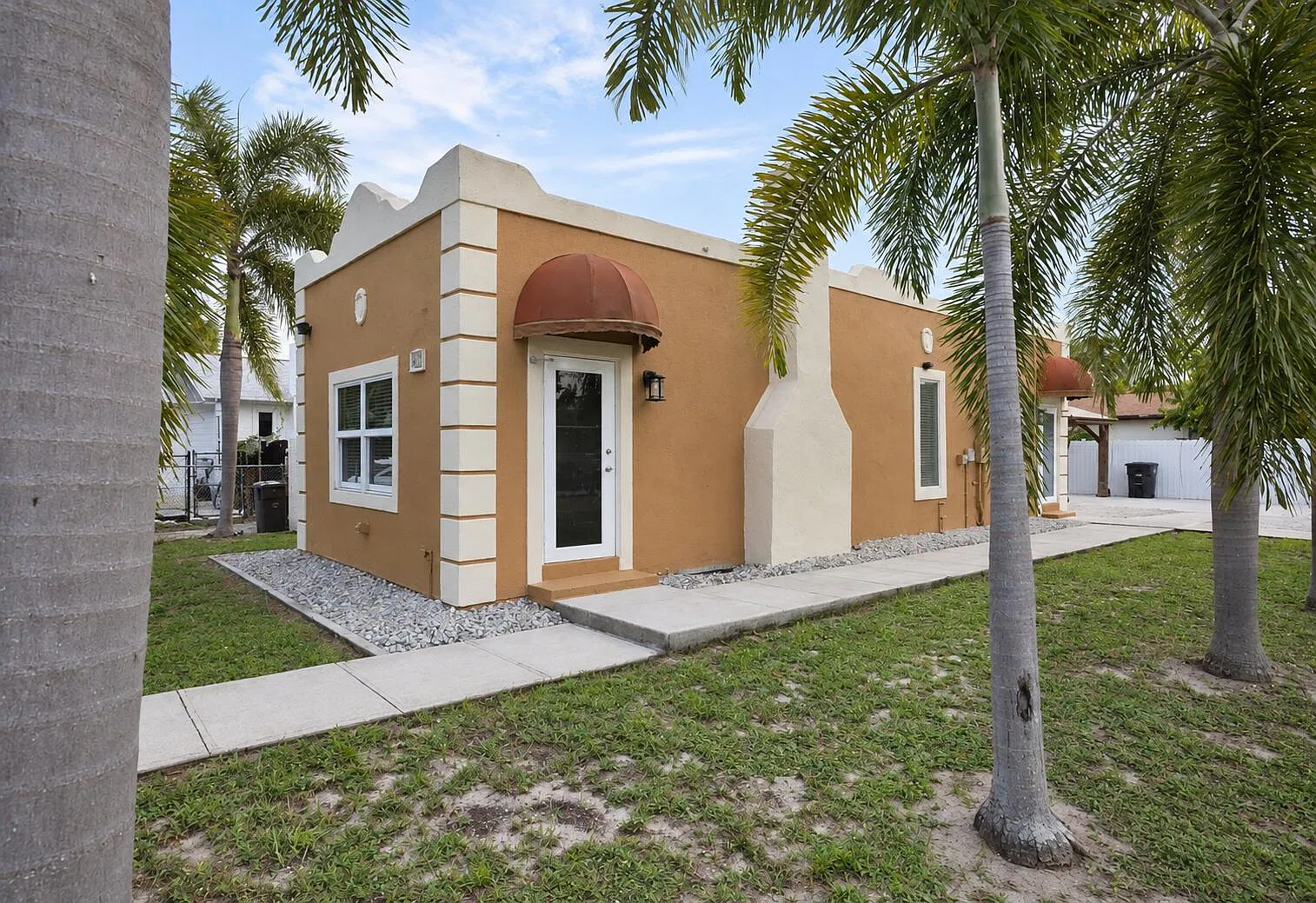 2 bed, 1.0 bath, 926 sqft, $2,700 — Photo 1