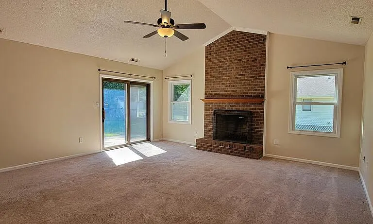 527 Raintree Cir — Photo 6