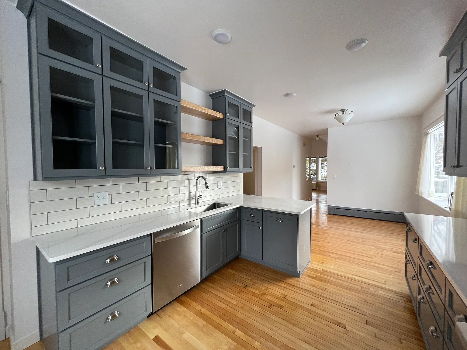 2 bed, 1000 sqft, $2,400 — Photo 4