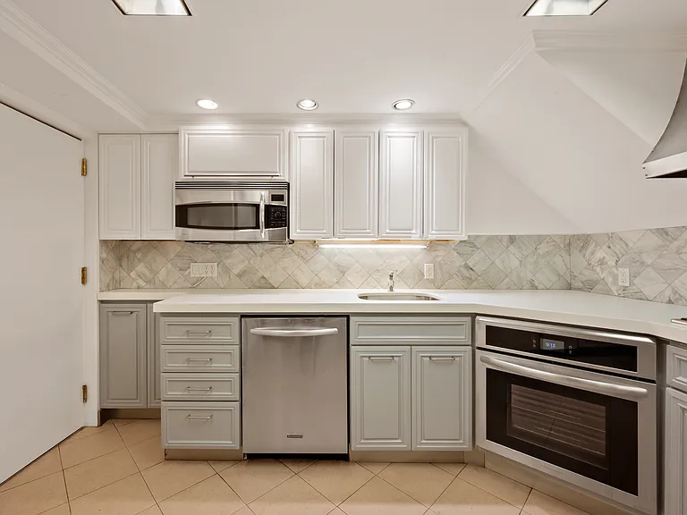 238 E 49th St #1 — Photo 26
