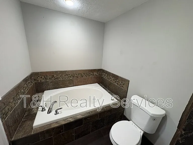 604 W 4th St — Photo 14