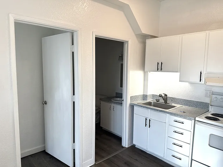 Elks Apartments — Photo 17