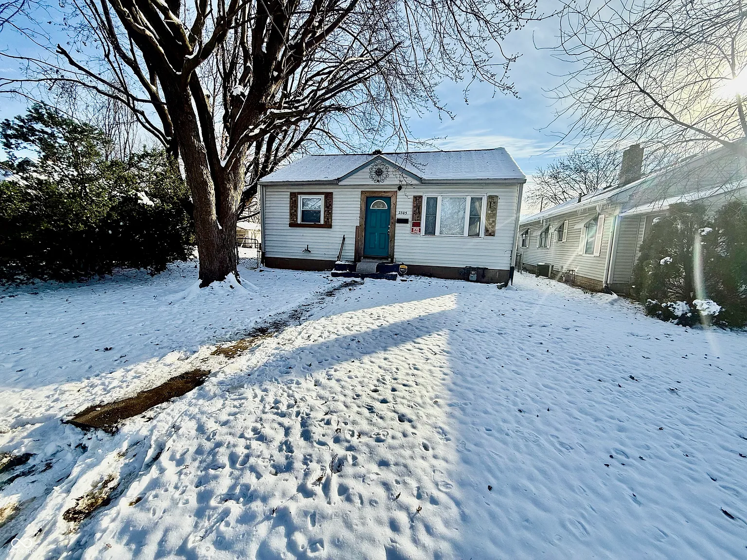 2305 E Legrande Ave photo 1
