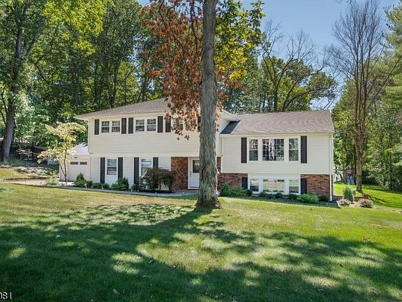 3rd image of 16 Westminster Dr