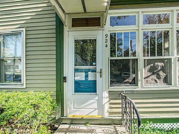 5th image of 924 W Forest Ave